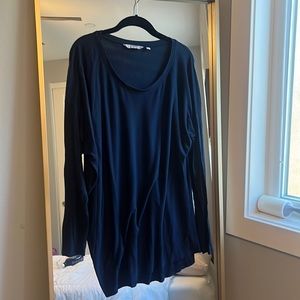 Athleta Navy Longsleeve workout shirt sz L